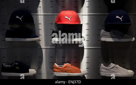 Das Logo der Sportartikelhersteller Puma ist während einer Generalversammlung in Herzogenaurach, Deutschland, 6. Mai 2015 auf Hüte und Schuhe sehen. Foto: DANIEL KARMANN/dpa Stockfoto