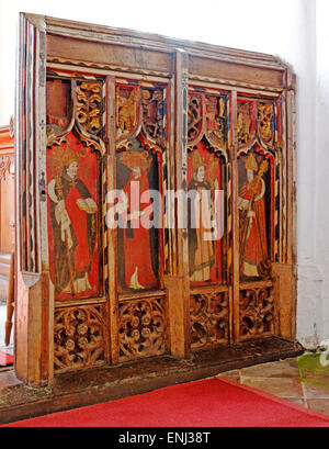 Ein Lettner in der Pfarrei Allerheiligen-Kirche in Morston, Norfolk, England, Vereinigtes Königreich. Stockfoto