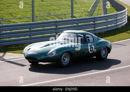 Ein Klassiker, 1962, historische, leichte, niedrige ziehen, Jaguar E-Type tritt der Boxengasse während der Silverstone Classic Media Tag. Stockfoto