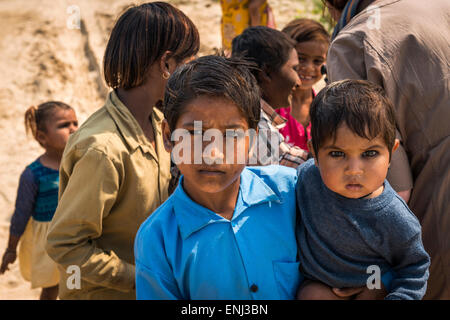 Kinder der Arbeiter bei einem Brick arbeitet in Uttar Pradesh, Indien Stockfoto