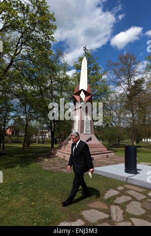 (150506)--SCHLOSS HOLTE-STUKENBROCK, 6. Mai 2015 (Xinhua)--Präsident von Deutschland Joachim Gauck nimmt an einer Zeremonie anlässlich der 70. Jahrestag des Endes des zweiten Weltkriegs auf dem Gedenkfriedhof der Kriegsgefangenenlager für Sowjets in Schloss Holte-Stukenbrock, Deutschland, am 6. Mai 2015. (Xinhua/Luo Huanhuan) (Djj) Stockfoto