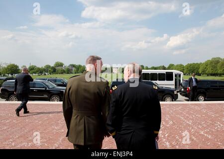 Washington, DC, USA. 5. Mai 2015. Vorsitzender der Joint Chiefs General Martin Dempsey (rechts) steht neben Kommandant der Marine Corps General Joseph Dunford Jr. vor dem Combined Chiefs Of Staff treffen 5. Mai 2015 in Washington, D.C. Dunford wurde nominiert, den scheidenden Dempsey zum neuen Vorsitzenden zu ersetzen. Stockfoto