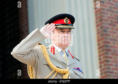 Britische Chief of Defence Staff General Nick Houghton macht einen Gruß während des Abspielens der Nationalhymnen USA und Großbritannien bei der Ankunft für die Joint Chiefs Of Staff Dialogkonferenz am er National Defense University 5. Mai 2015 in Washington, D.C. Stockfoto