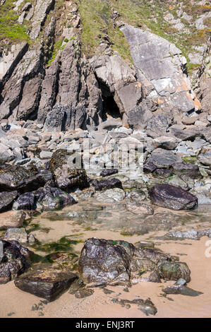 Klippen, Felsen und Fels-Pools im Marloes Sands in Pembrokeshire an einem sonnigen Frühlingstag. Stockfoto