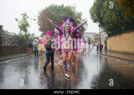 Tänzerin von Paraiso Schule der Samba in der Regen in Notting Hill Karneval 2014 Stockfoto