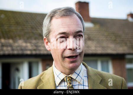 Die UKIP Führer Nigel Farage, canvasing und Flugblättern in Kent heute vor der Parlamentswahl im Mai. Stockfoto