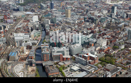 Luftaufnahme der Innenstadt von Manchester und Fluß Irwell, UK Stockfoto