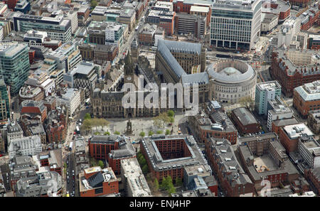 Luftbild von Manchester Town Hall und City Centre, Großbritannien Stockfoto