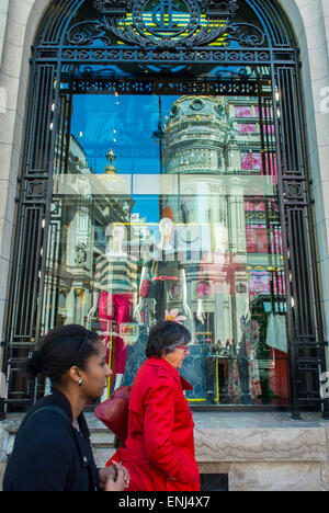 paris, Frankreich, Frauen zu Fuß, Straßenszene, französisches Kaufhaus, Gebäude spiegelt sich in der Schaufenster-, Schaufenster-Szene wider Stockfoto