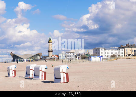 Bild vom sandigen Strand von Warnemünde mit Strandkörben und Leuchtturm, Deutschland Stockfoto