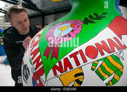 Liverpool, Merseyside, England. 6. Mai 2015. Simon Connell 24, bildender Künstler mit seinem Grand National AquaDuck gemalt für Riverside Festival. Ein Team von Künstlern ist eine Vielzahl von riesigen Enten, thematisch auf die Geschichte der Stadt, in der öffentlichen Ansicht am Mann Island Development dekorieren. Der Liverpool Ente Trail, im Auftrag von AquaDucked, liegt auf LightNight, die lebendige Kreativität lebendig in Liverpool sowie Geld und Bewusstsein für Macmillan Cancer Support zu präsentieren. Bildnachweis: Cernan Elias/Alamy Live-Nachrichten Stockfoto