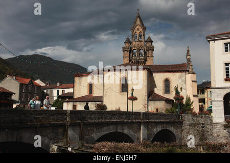 Die Kirche St. Etienne und die Brücke über den Fluss Salat in Seix, Ariege, Midi-Pyrenäen, Frankreich Stockfoto