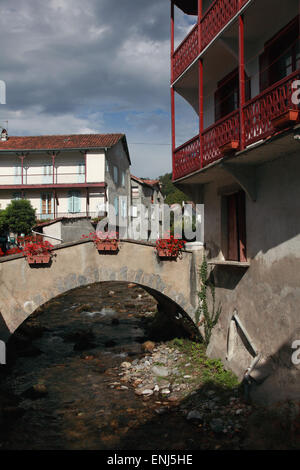 Brücke über den Bach Ruisseau dÕEsbints, kurz bevor es in den Fluss Salat in Seix, Ariege, Midi-Pyrenäen, Frankreich fließt Stockfoto