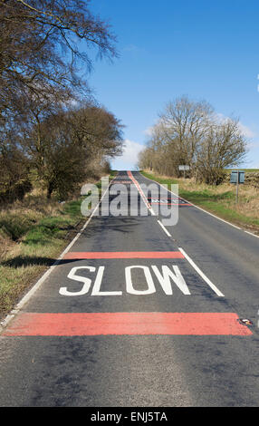 Langsam Zeichen auf ein blind Summit Road in der Northumberland National Park. Großbritannien Stockfoto