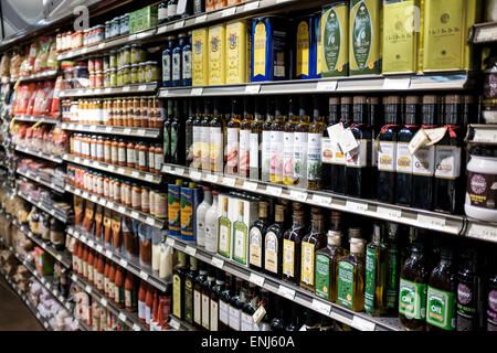 Regal voller Öl und Nahrungsmittel der Welt im Supermarkt Stockfoto