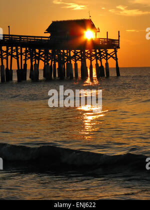 Bunte Sonnenaufgang am Cocoa Beach Pier, Cocoa Beach, Florida Stockfoto