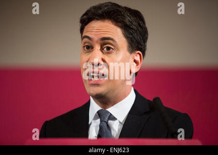 Labour-Chef Ed Miliband legt die Partei Wirtschaftspläne in einer Rede vor Wirtschaftsführern und Journalisten in London. Stockfoto