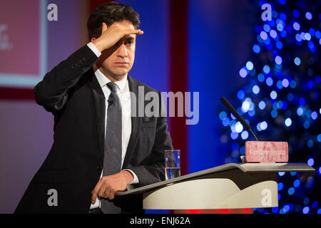 Labour-Chef Ed Miliband legt die Partei Wirtschaftspläne in einer Rede vor Wirtschaftsführern und Journalisten in London. Stockfoto