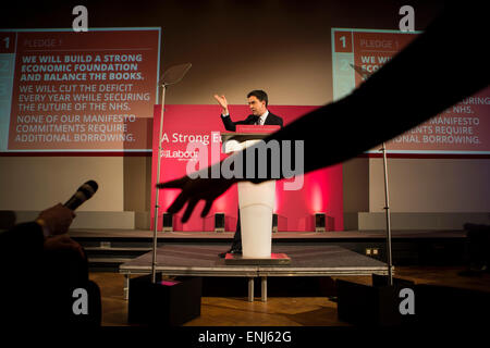 Labour-Chef Ed Miliband legt die Partei Wirtschaftspläne in einer Rede vor Wirtschaftsführern und Journalisten in London. Stockfoto