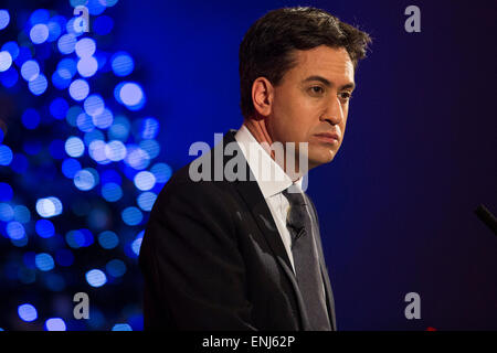 Labour-Chef Ed Miliband legt die Partei Wirtschaftspläne in einer Rede vor Wirtschaftsführern und Journalisten in London. Stockfoto