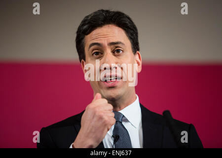 Labour-Chef Ed Miliband legt die Partei Wirtschaftspläne in einer Rede vor Wirtschaftsführern und Journalisten in London. Stockfoto