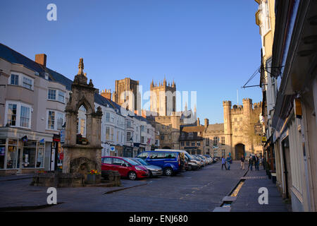 Brunnen Marktplatz und Kathedrale in der späten Nachmittag Sonne. Somerset, England. HDR Stockfoto