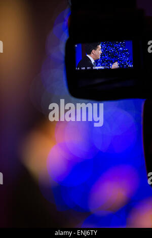 Labour-Chef Ed Miliband legt die Partei Wirtschaftspläne in einer Rede vor Wirtschaftsführern und Journalisten in London. Stockfoto