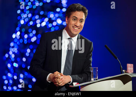 Labour-Chef Ed Miliband legt die Partei Wirtschaftspläne in einer Rede vor Wirtschaftsführern und Journalisten in London. Stockfoto