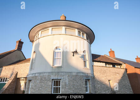 Verkehrssysteme, Dorset, in der Nähe von Dorchester eine moderne Wohnsiedlung von Prinz Charles unterstützt in einem nachgebauten faux alten Stil entworfen. Stockfoto