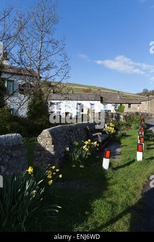 Dorf von Kettlewell, Yorkshire, England. Malerische Frühjahr Blick auf Narzissen in voller Blüte im Dorf Kettlewell. Stockfoto