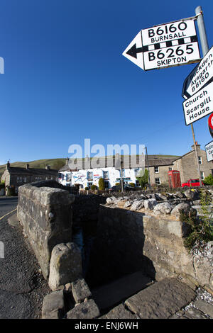 Dorf von Kettlewell, Yorkshire, England. Malerische Aussicht auf ein Pre Worboys Straße Richtung anmelden Kettlewells B6160 Straße. Stockfoto