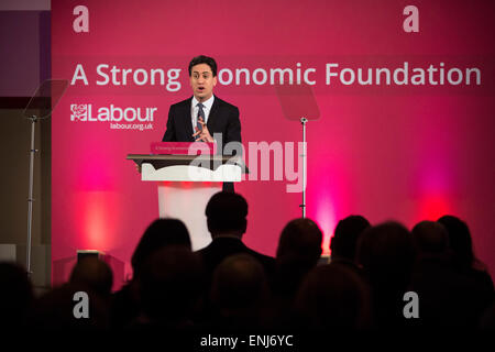 Labour-Chef Ed Miliband legt die Partei Wirtschaftspläne in einer Rede vor Wirtschaftsführern und Journalisten in London. Stockfoto