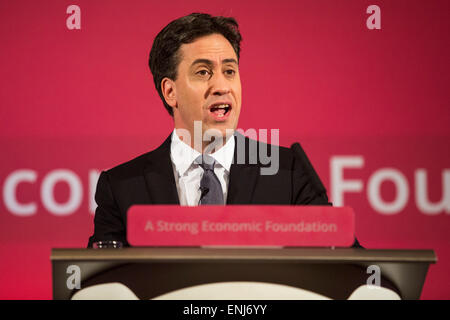 Labour-Chef Ed Miliband legt die Partei Wirtschaftspläne in einer Rede vor Wirtschaftsführern und Journalisten in London. Stockfoto