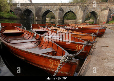 Klassische hölzerne Ruderboote auf der Fluss Wear von Elvet Bridge Durham UK Stockfoto