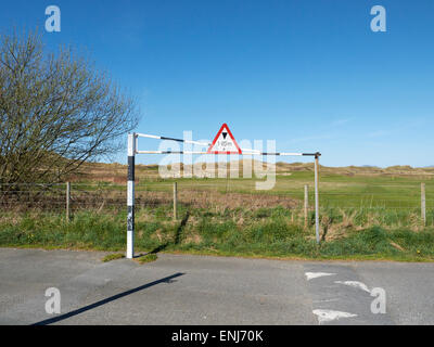 Offener Wagen parken Barriere auf öffentlichen Parkplatz UK Stockfoto