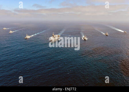 US Navy Schiffe unter der Leitung von der nuklearen super Träger, die, den USS John C. Stennis in Formation während Operationen 2. Mai 2015 in den Pazifik zu segeln. Stockfoto