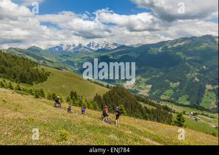 Radfahrer genießen das Panorama der Mont-Blanc & Alpenkette. Beaufortain & Val Arly Region. Département Savoie. Fr Stockfoto