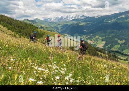 Radfahrer genießen das Panorama der Mont-Blanc & Alpenkette. Beaufortain & Val Arly Region. Département Savoie. Fr Stockfoto