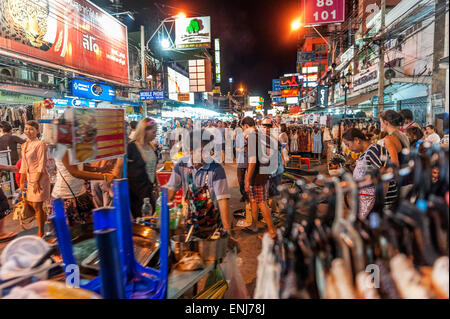 Straßenhändler, einheimische und Touristen mischen sich entlang der Khao San Road in der Nacht. Bangkok. Thailand. Stockfoto