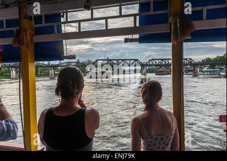 Touristen auf einem Schiff in Richtung Brücke über den River Kwai schwimmenden. Kanchanaburi. Thailand Stockfoto