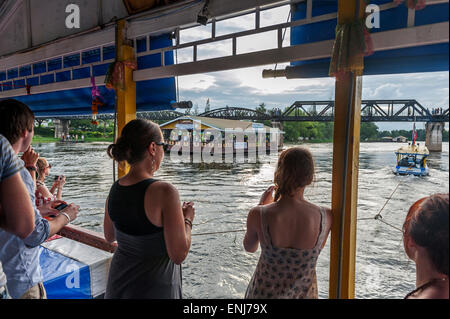 Touristen auf einem Schiff in Richtung Brücke über den River Kwai schwimmenden. Kanchanaburi. Thailand Stockfoto