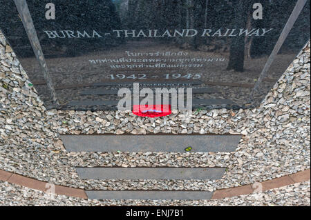 Erinnerung Kreuz und Mohn am Hellfire Pass entlang der Burma-Bahn (Death Railway) Tenasserim Hügel. Thailand Stockfoto