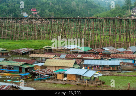 Eine wacklige Holzbrücke (Saphan Mo) Sangkhlaburi Wang Kha (Wangka) (Monside) verlinken. Kanchanaburi Provinz. Thailand. Stockfoto