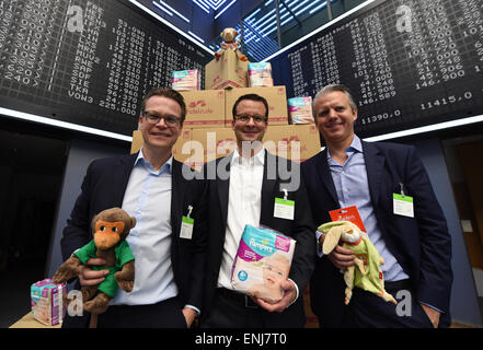 Finanzvorstand Nikolaus Weinberger (L-R) und Alexander Brand und Konstantin Urban, der Gründer und Vorsitzende von Windeln.de, während die Firma Börsengang in Frankfurt Am Main, Deutschland, 6. Mai 2015 stehen. Das erste Lager Zitat lag unter der Aktienausgabe Preis von 18,50 Euro bei 18 Euro. Durch die Eingabe der Börse, die Unternehmen erhielt Hauptstadt mit dem fördern des Ausbau des Geschäfts mit Windeln, Kinderwagen oder Milchpumpen. Foto: ARNE DEDERT/dpa Stockfoto