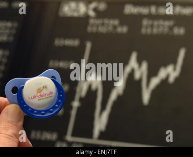 Ein Baby Schnuller ist Hilfe vor einer Anzeige eine DAX-Kurve am Rande der Börsengang von Windeln.de in Frankfurt Am Main, Deutschland, 6. Mai 2015. Das erste Lager Zitat lag unter der Aktienausgabe Preis von 18,50 Euro bei 18 Euro. Durch die Eingabe der Börse, die Unternehmen erhielt Hauptstadt mit dem fördern des Ausbau des Geschäfts mit Windeln, Kinderwagen oder Milchpumpen. Foto: ARNE DEDERT/dpa Stockfoto