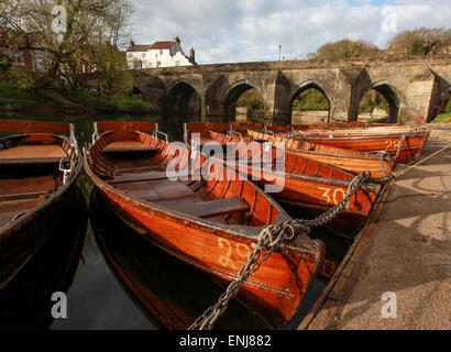 Klassische hölzerne Ruderboote auf der Fluss Wear von Elvet Bridge Durham UK Stockfoto