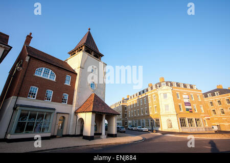 Verkehrssysteme, Dorset, in der Nähe von Dorchester eine moderne Wohnsiedlung von Prinz Charles unterstützt in einem nachgebauten faux alten Stil entworfen. Stockfoto