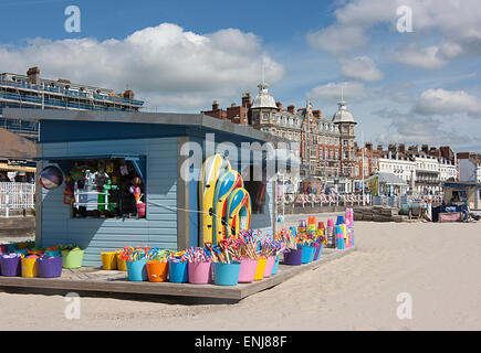 Strand-Shop mit Schaufeln, Spaten und Kautschuk Dingies in Weymouth, Dorsrt Stockfoto