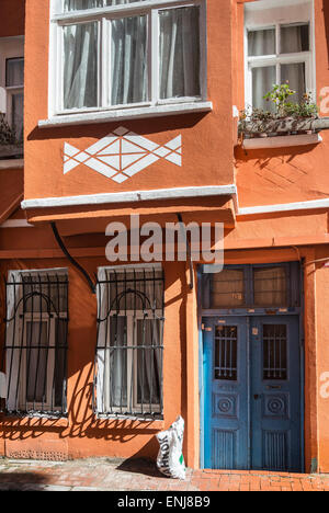 Einer typischen bunten Hausfassade in Fener, dem alten griechischen Viertel von Istanbul, Türkei. Stockfoto