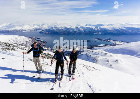 Skifahrer Skitouren auf dem Weg nach oben Rornefjellet Lyngenfjord, Lyngen Alpen (lyngsalpene), Troms, Norwegen. Stockfoto